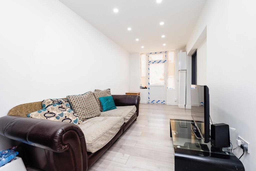 2 bedroom flat for sale in St. Barnabas Road, Woodford Green, IG8