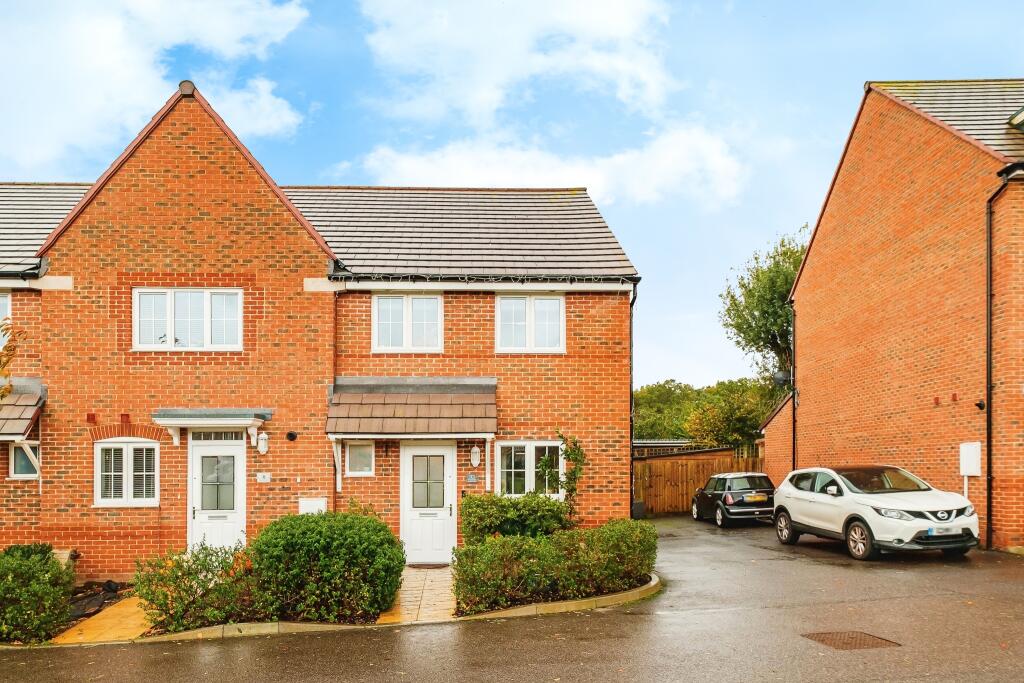 3 bedroom end of terrace house for sale in Thompson Drive, Storrington