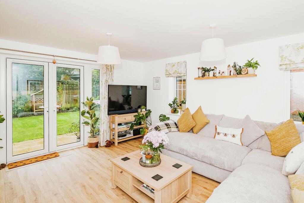 3 bedroom end of terrace house for sale in Thompson Drive, Storrington