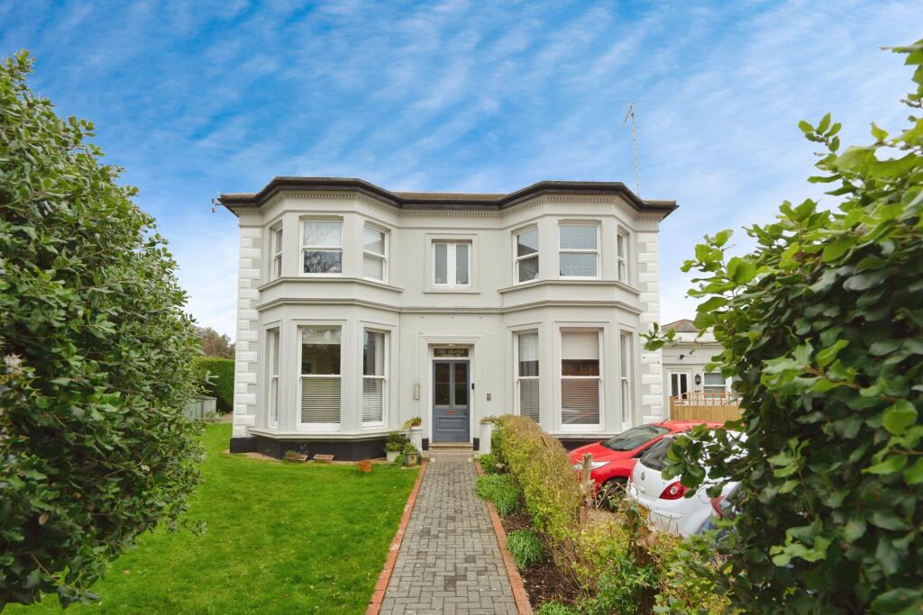 1 bedroom detached house for sale in Crescent Road, Worthing, West Sussex, BN11