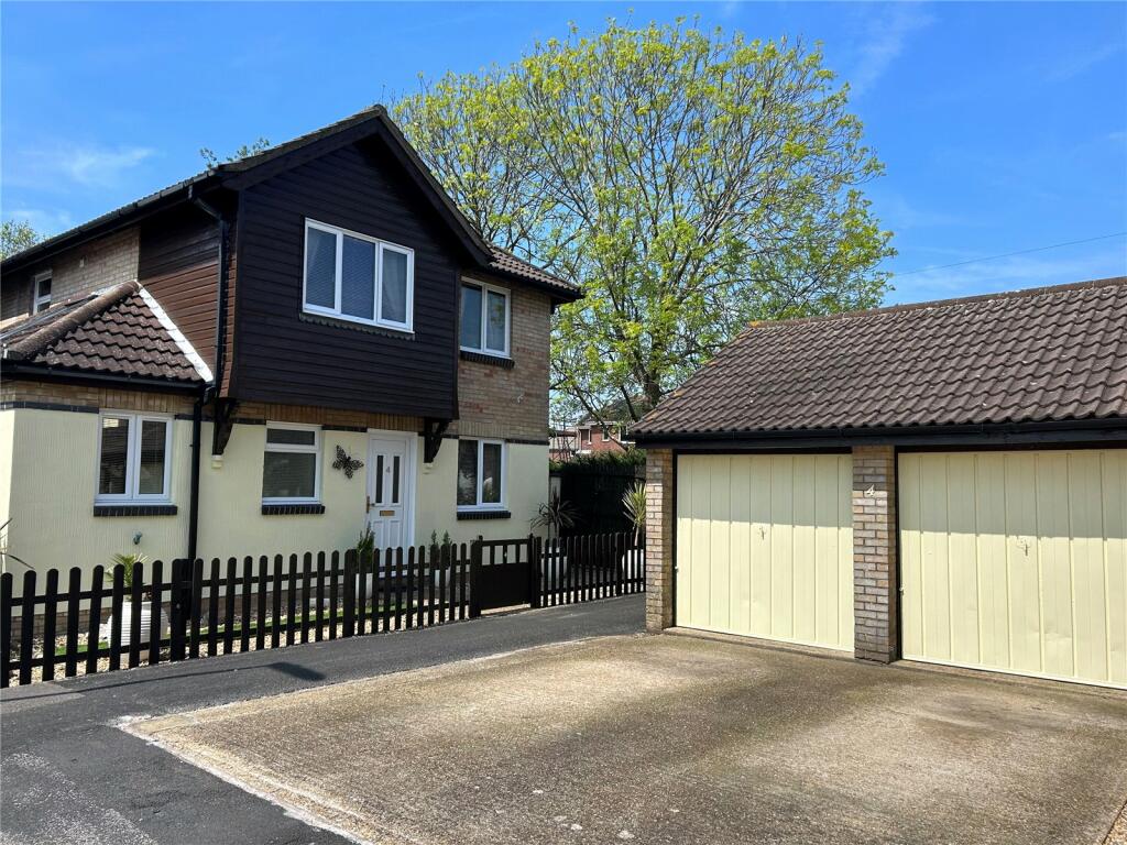 4 bedroom detached house for sale in Font Close, Titchfield Common