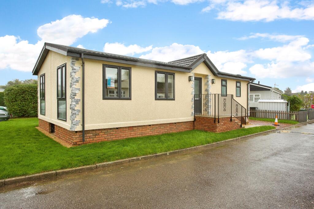 2 bedroom detached house for sale in Hamble Park, Fleet End Road