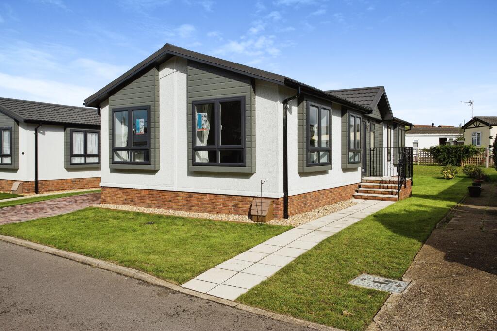 2 bedroom detached house for sale in Hamble Park, Fleet End Road