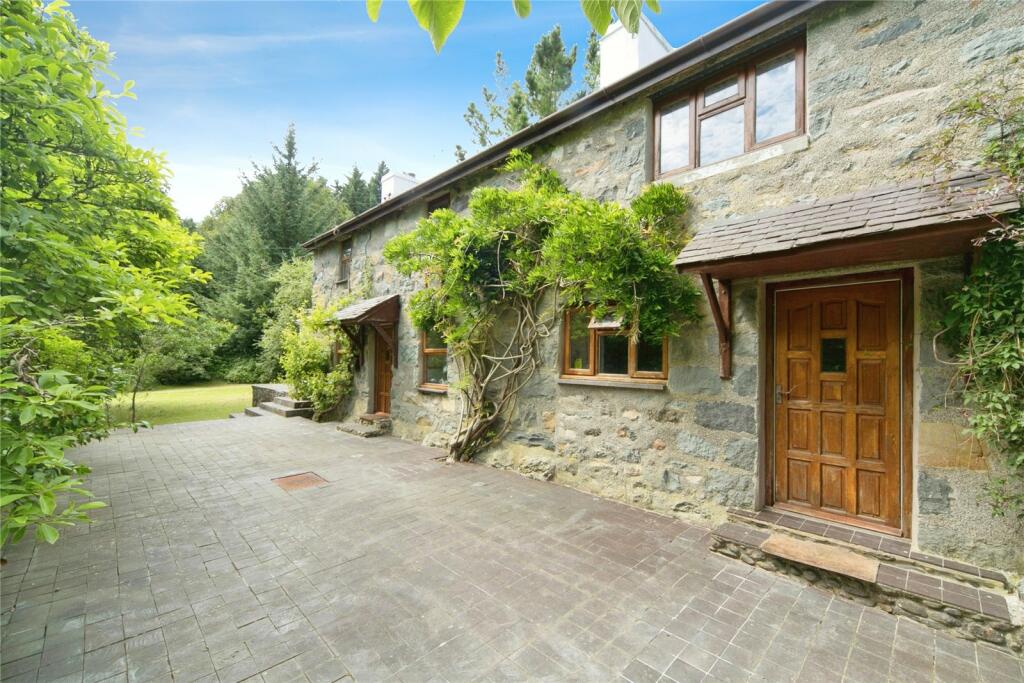 Main image of property: Llanbedrog, Gwynedd, LL53