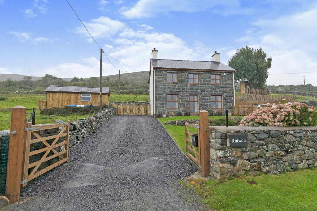 4 bedroom detached house for sale in Deiniolen, Caernarfon, Gwynedd, LL55