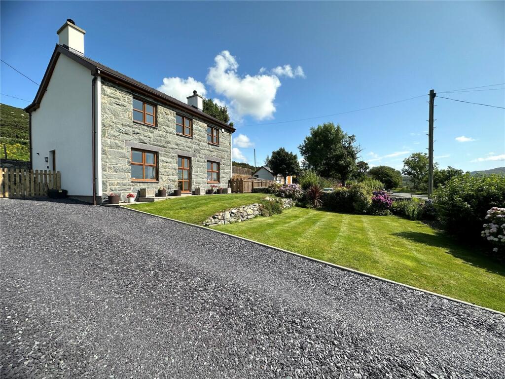 4 bedroom detached house for sale in Deiniolen, Caernarfon, Gwynedd, LL55