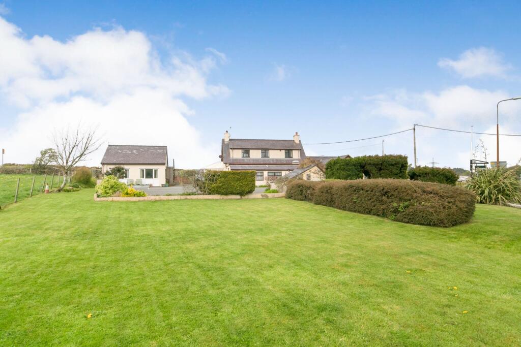 7 bedroom detached house for sale in Llanddeiniolen, Caernarfon