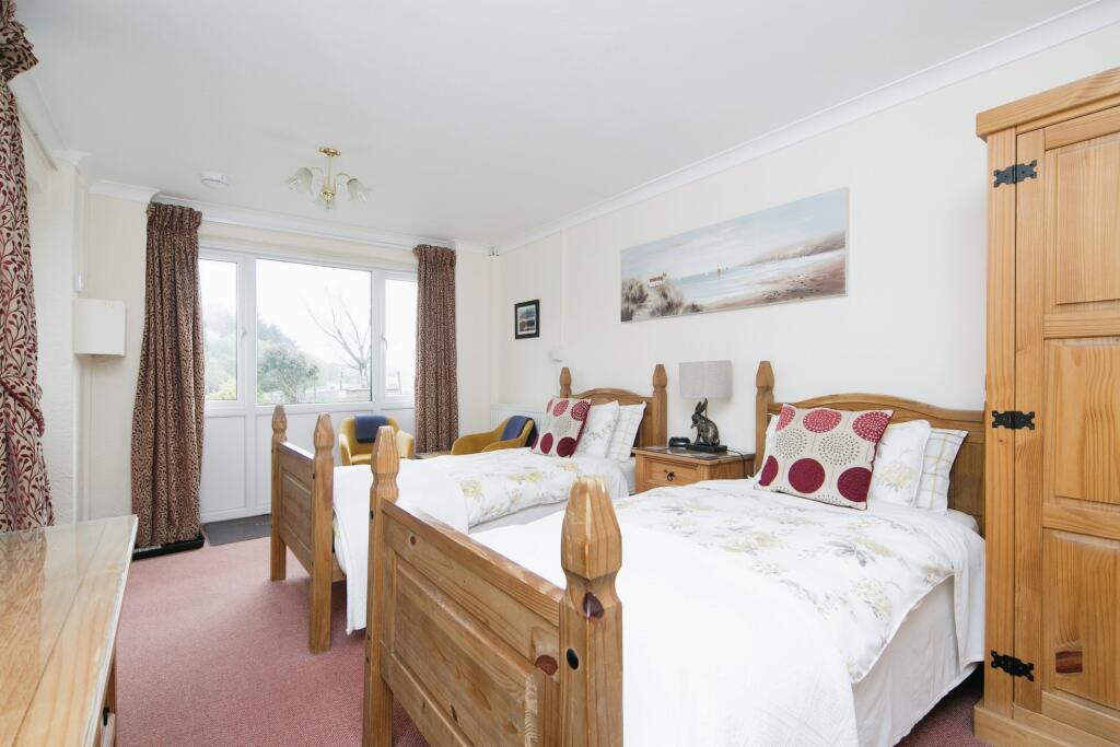 7 bedroom detached house for sale in Llanddeiniolen, Caernarfon