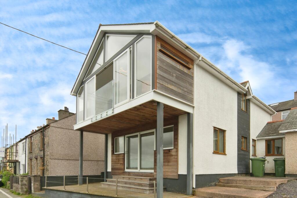 2 bedroom flat for sale in Helen Terrace, Y Felinheli, Gwynedd, LL56