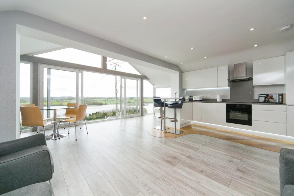 2 bedroom flat for sale in Helen Terrace, Y Felinheli, Gwynedd, LL56