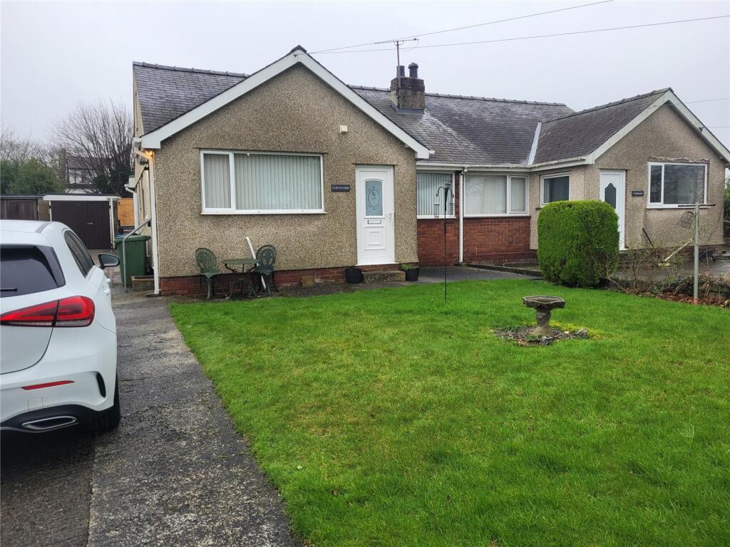 2 bedroom bungalow for sale in Llanberis Road, Rhosbodrual, Caernarfon