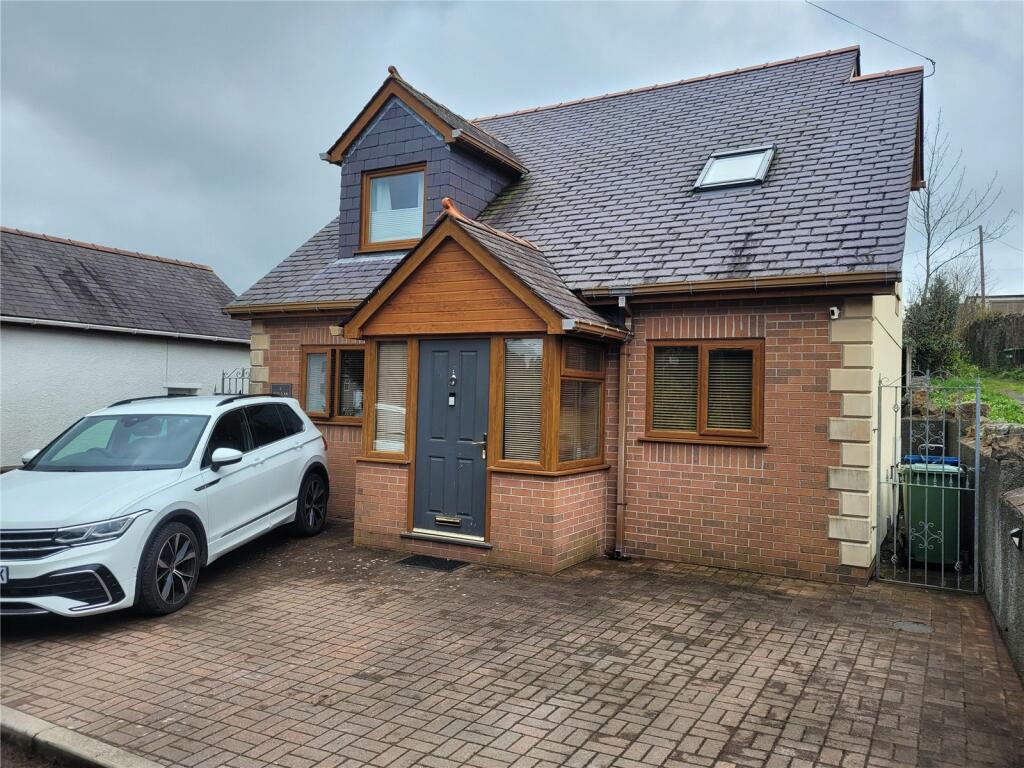 3 bedroom detached house for sale in Bontnewydd, Caernarfon, Gwynedd, LL55
