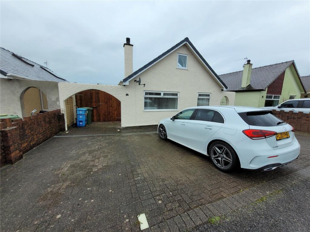 3 bedroom bungalow for sale in Glanffynnon, Llanrug, Caernarfon