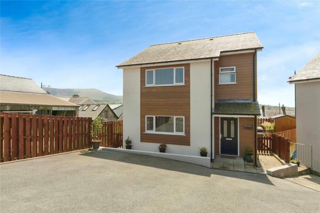 3 bedroom detached house for sale in Lon Pitar, Penygroes, Caernarfon