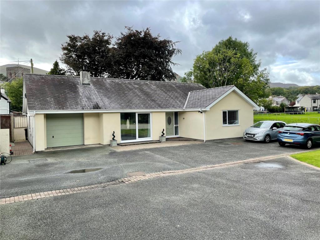 3 bedroom bungalow for sale in Station Road, Llanberis, Caernarfon