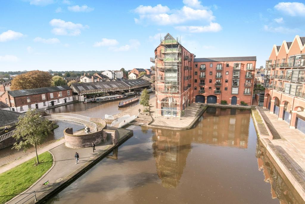 2 bedroom flat for sale in Wharf View, Chester, Cheshire, CH1