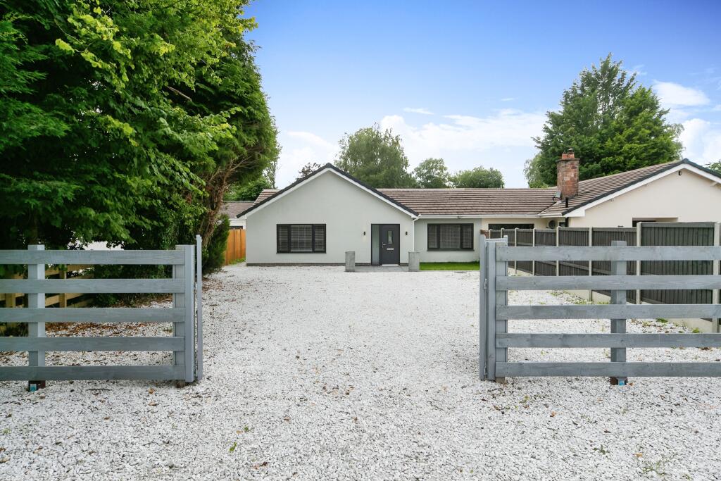 4 bedroom bungalow for sale in Parkgate Road, Woodbank, Chester