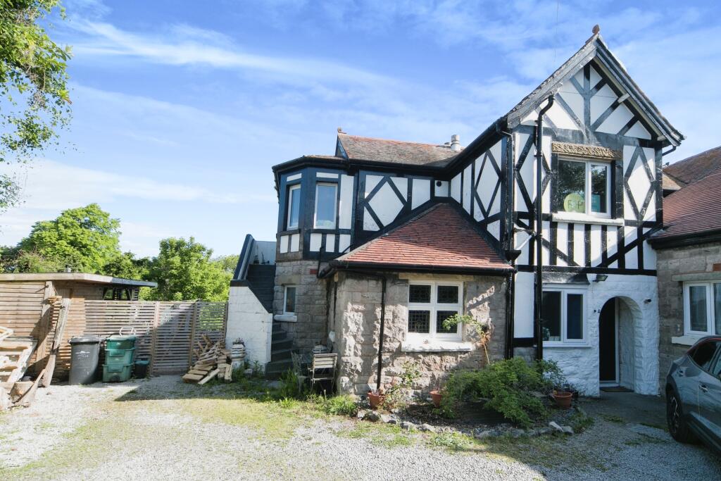 2 bedroom flat for sale in Abergele Road, Old Colwyn, Colwyn Bay, Conwy