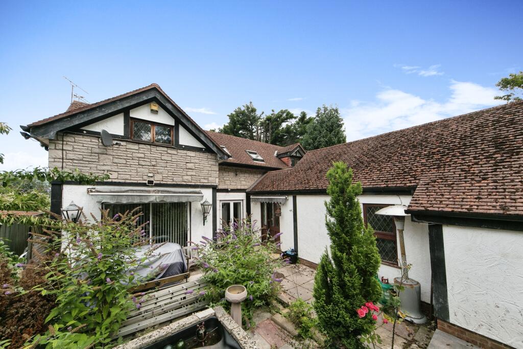 3 bedroom detached house for sale in Queens Avenue, Colwyn Bay, Conwy, LL29