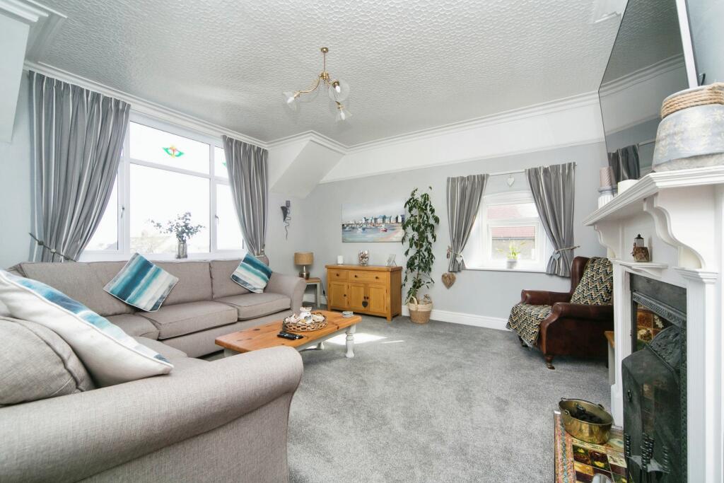 2 bedroom flat for sale in Rhos Road, Rhos on Sea, Colwyn Bay, Conwy, LL28