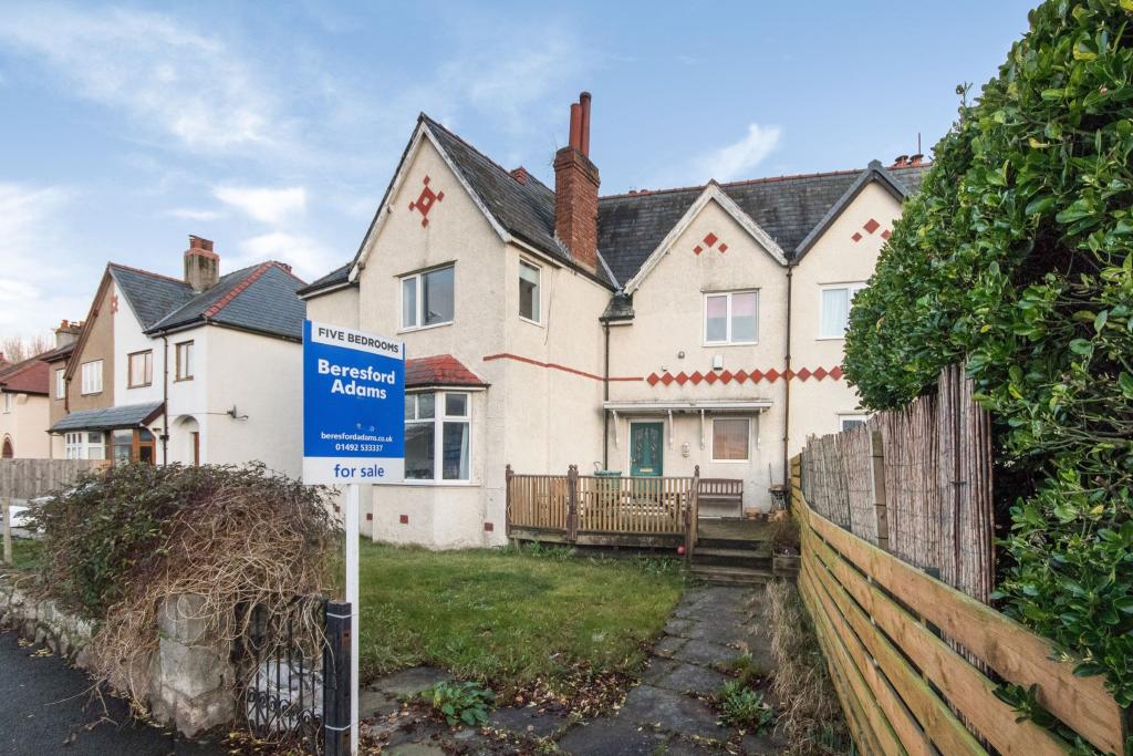 5 bedroom semidetached house for sale in Conway Road, Mochdre, Colwyn
