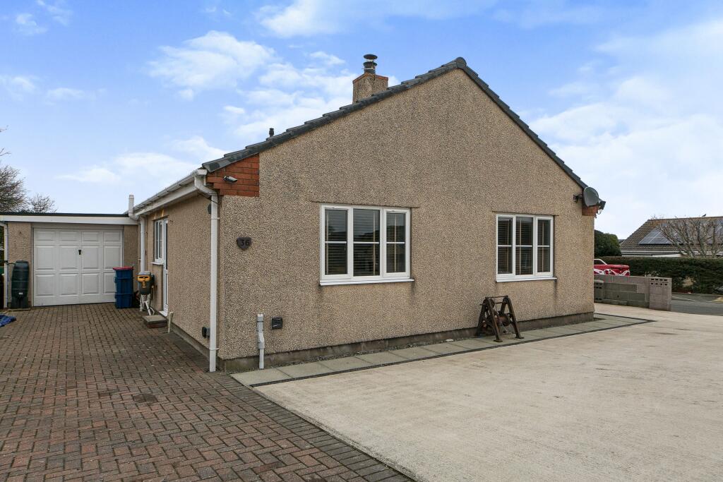 3 bedroom bungalow for sale in Cae Rhos, Caergybi, Cae Rhos, Holyhead, LL65