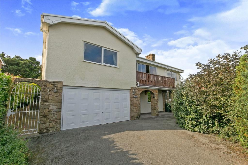 4 bedroom detached house for sale in Rhosesmor Road, Halkyn, Holywell