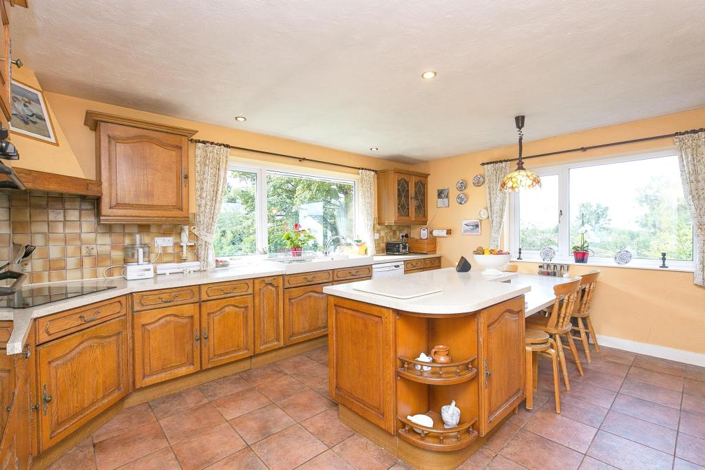 4 bedroom detached house for sale in Rhosesmor Road, Halkyn, Holywell