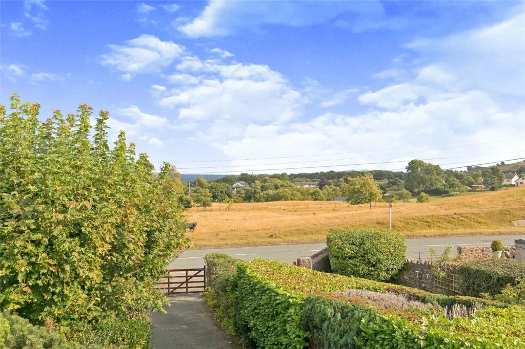 4 bedroom detached house for sale in Rhosesmor Road, Halkyn, Holywell