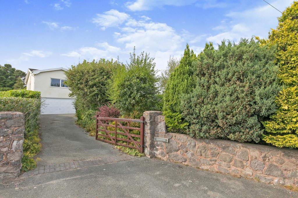 4 bedroom detached house for sale in Rhosesmor Road, Halkyn, Holywell