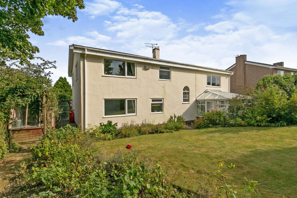 4 bedroom detached house for sale in Rhosesmor Road, Halkyn, Holywell