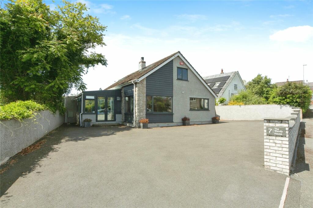 3 bedroom detached house for sale in Brynteg Estate, Llandegfan