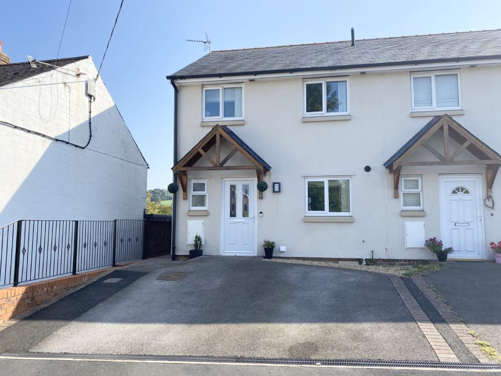 3 bedroom end of terrace house for sale in Pen Y Parc View, County Road