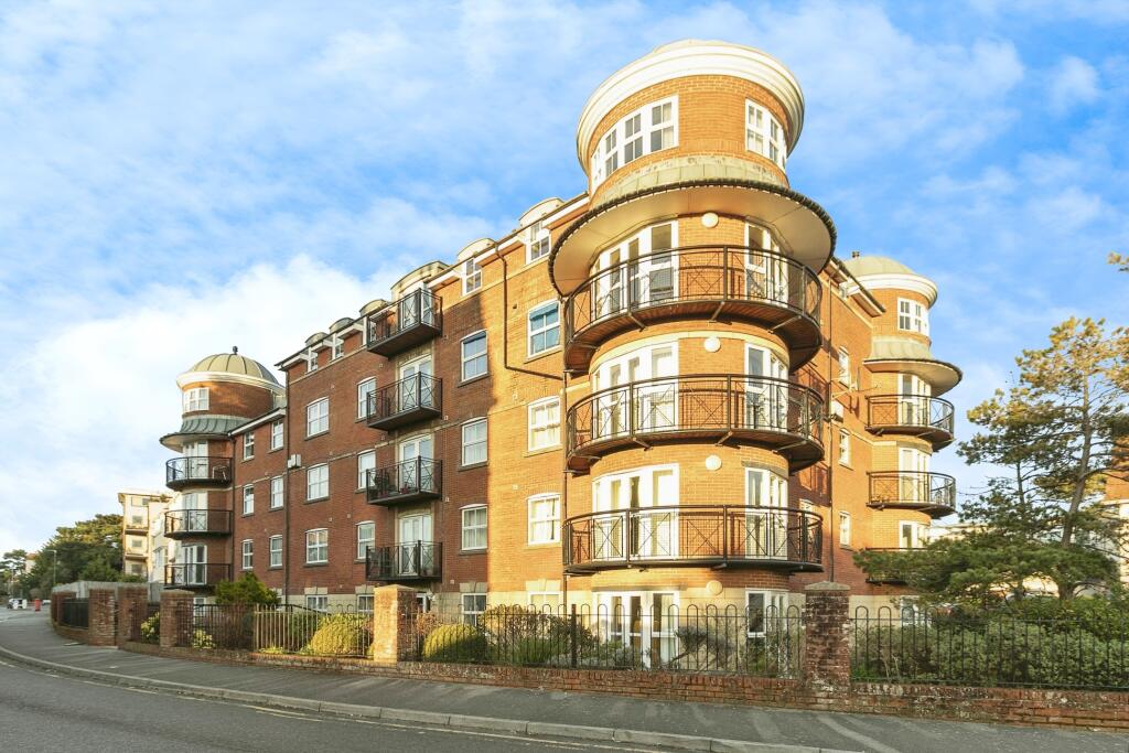 2 bedroom flat for sale in Spa Road, SPA, Bournemouth