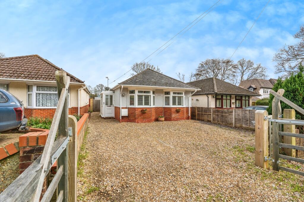 3 bedroom bungalow for sale in Twiggs Lane, Marchwood, Southampton