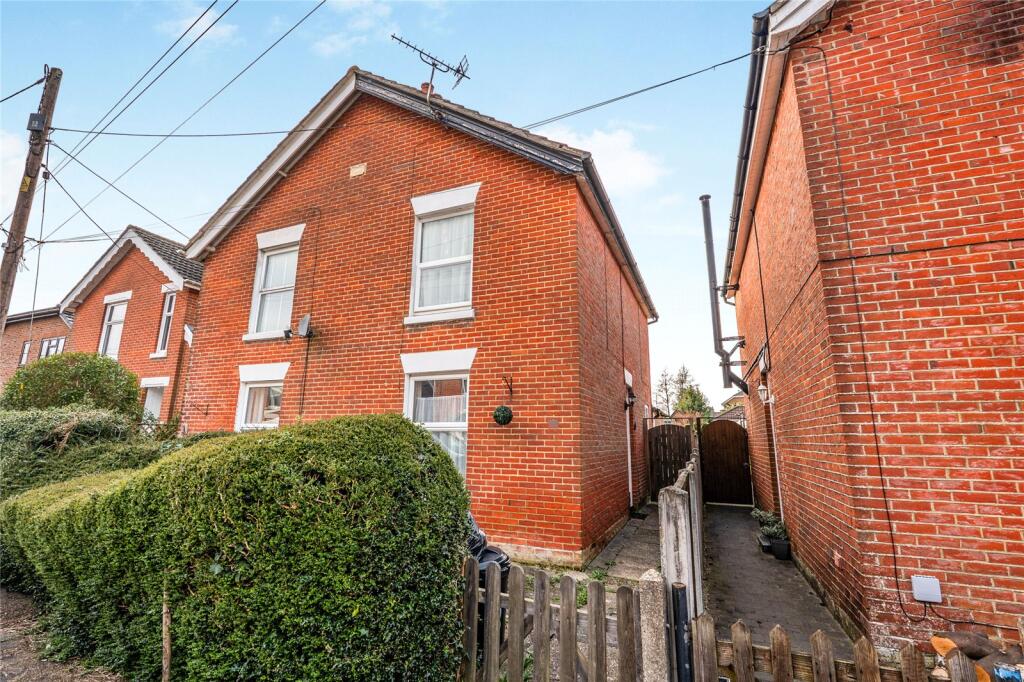Main image of property: Moonscross Avenue, Hounsdown, Southampton, Hampshire, SO40