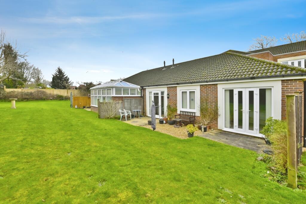 2 bedroom flat for sale in Portsmouth Road, Horndean, Waterlooville