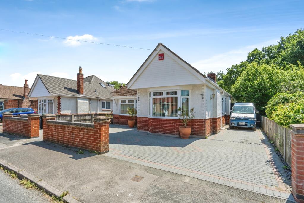 Main image of property: Beechwood Avenue, Waterlooville, Hampshire, PO7