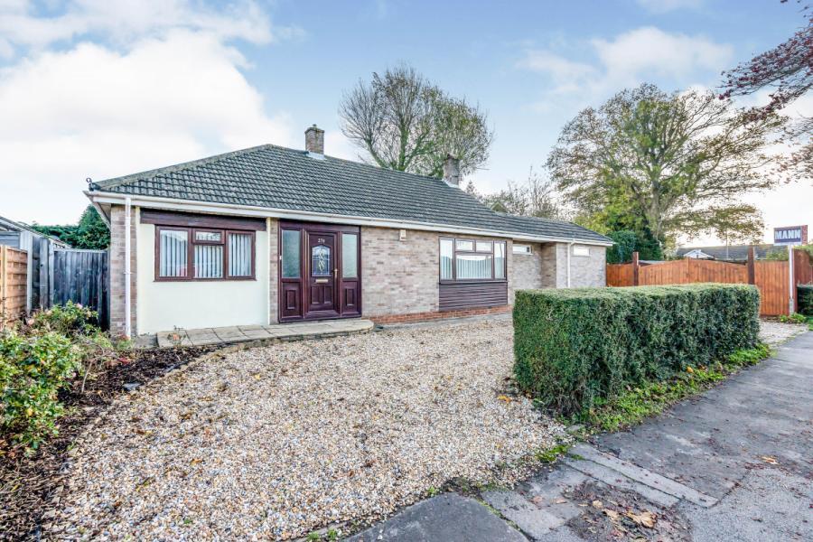 4 bedroom bungalow for sale in Milton Road, Cowplain, Waterlooville