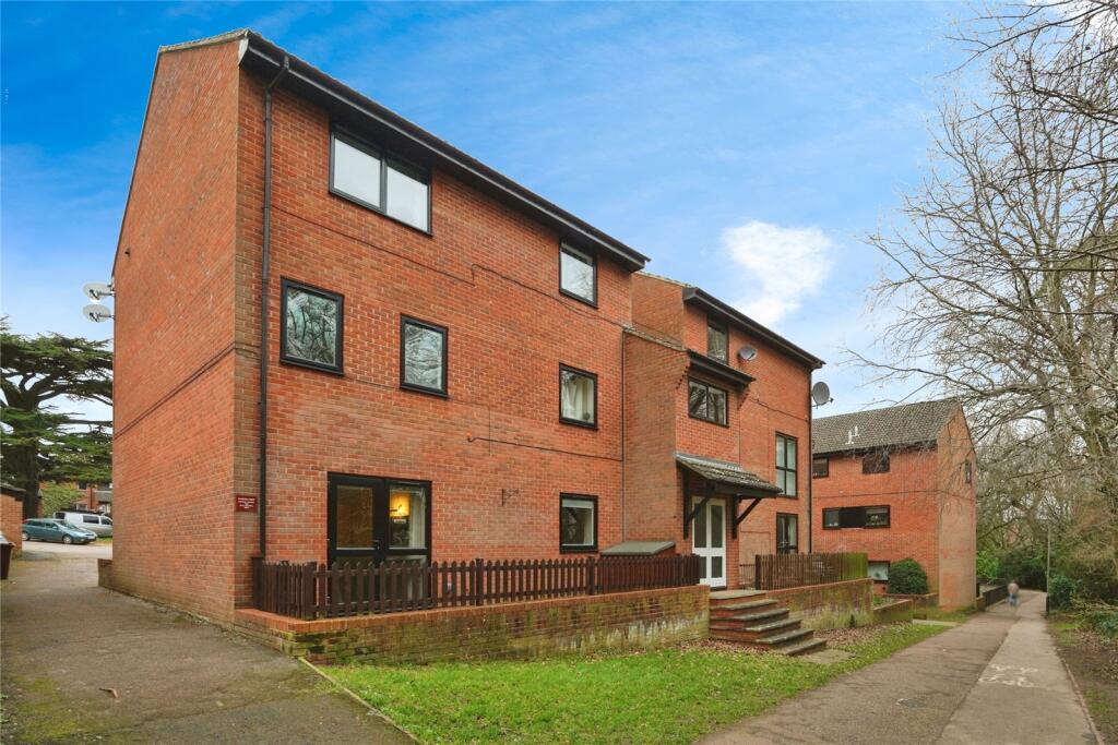 2 bedroom flat for sale in King George Close, Cheltenham, Gloucestershire, GL53