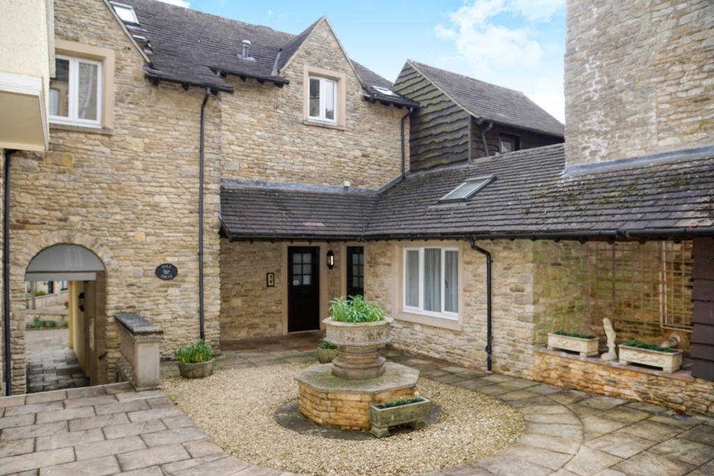 2 bedroom flat for sale in Dale House, Chantry Court, Tetbury, GL8