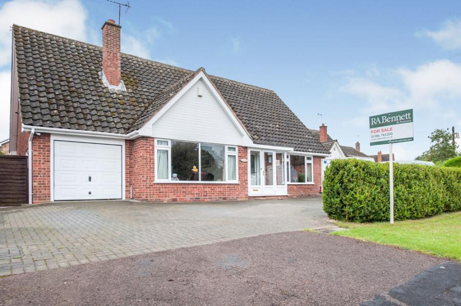 3 bedroom bungalow for sale in Leys Road, Harvington, Evesham