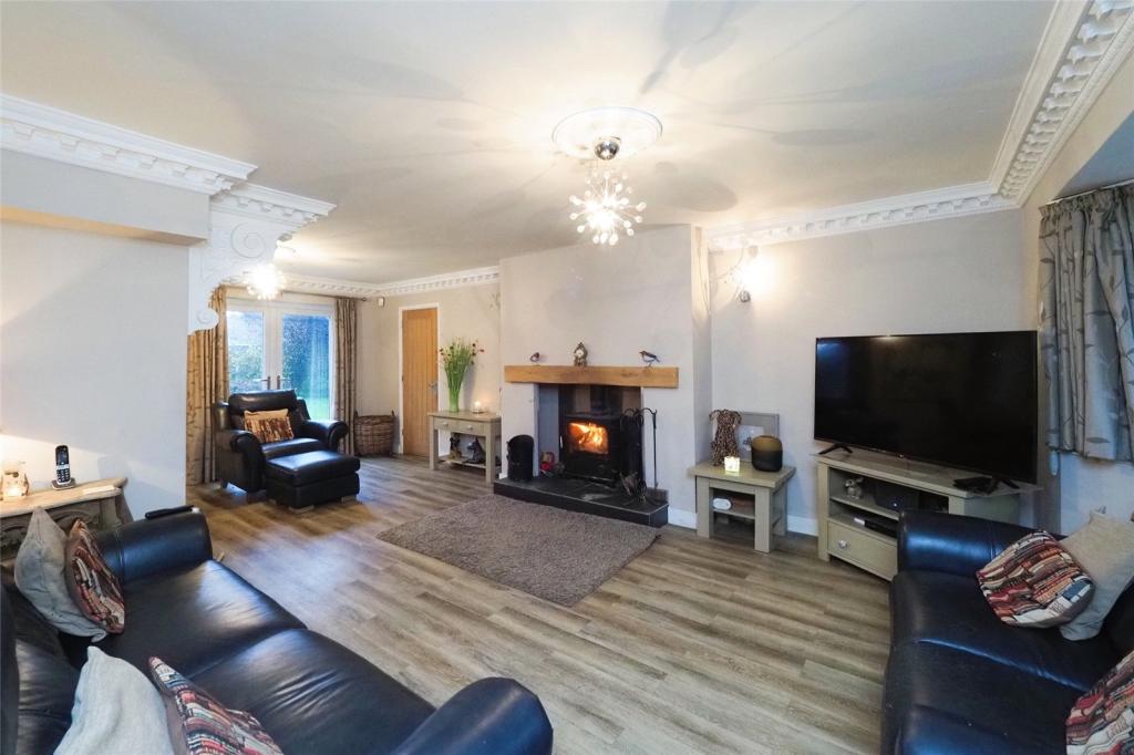 5 bedroom detached house for sale in Paddock Close, Countesthorpe, Leicester, LE8