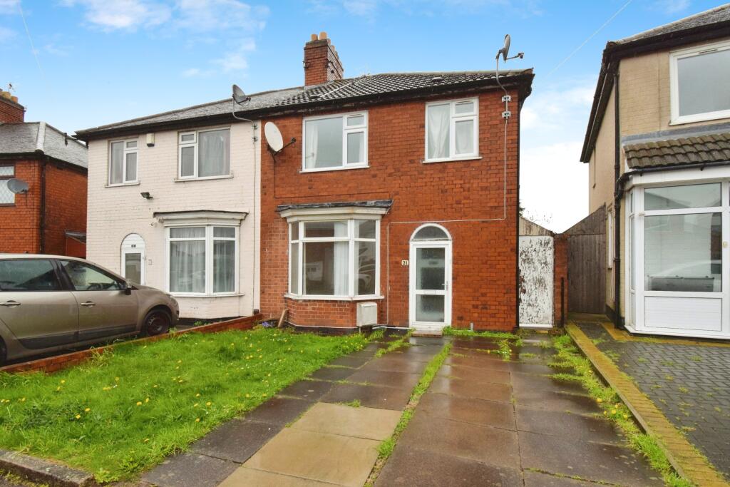 3 bedroom semi-detached house for sale in The Circle, Leicester, Leicestershire, LE5