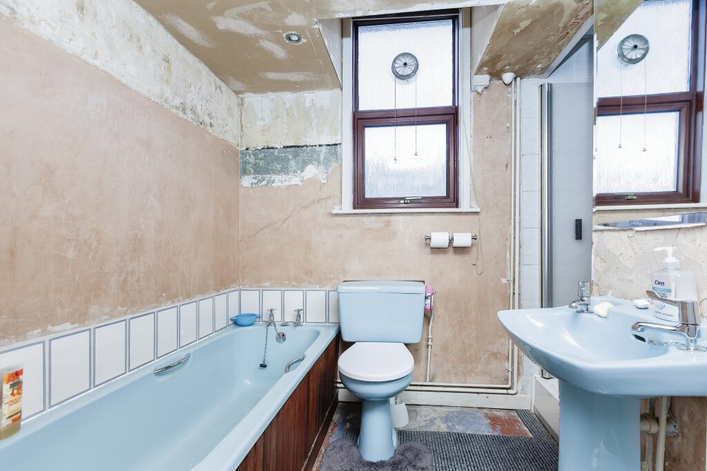 4 bedroom bungalow for sale in St. Peters Street, Syston, Leicester