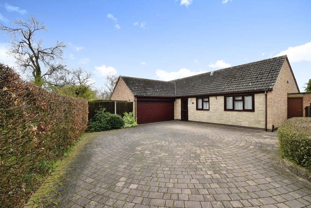 3 bedroom bungalow for sale in Rosedale Road, Wigston, Leicestershire, LE18