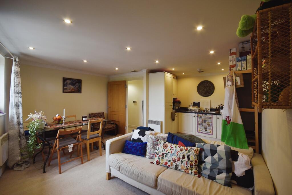 2 bedroom flat for sale in Rhydypenau Road, Cyncoed, Caerdydd