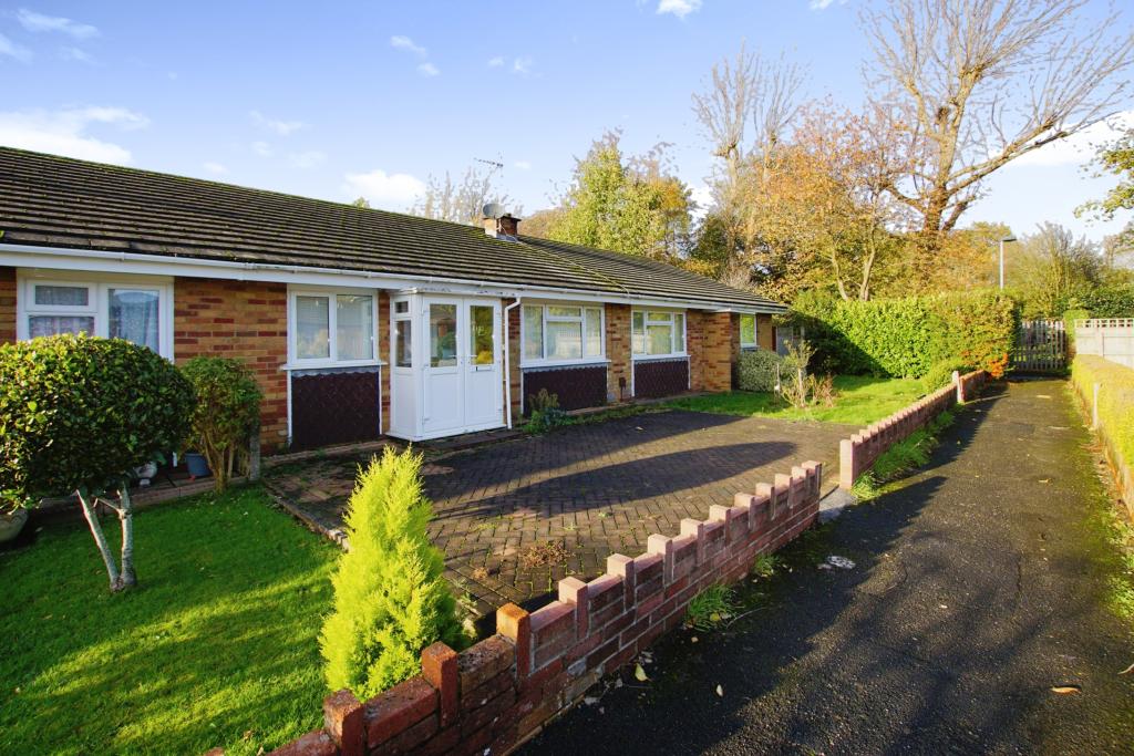 2 bedroom bungalow for sale in Hoylake, Yate, Bristol, BS37