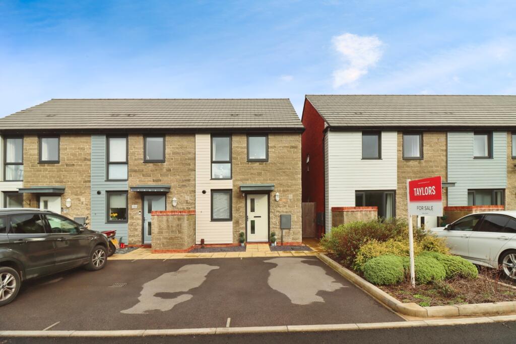 2 bedroom end of terrace house for sale in Higgs Close, Yate, Bristol