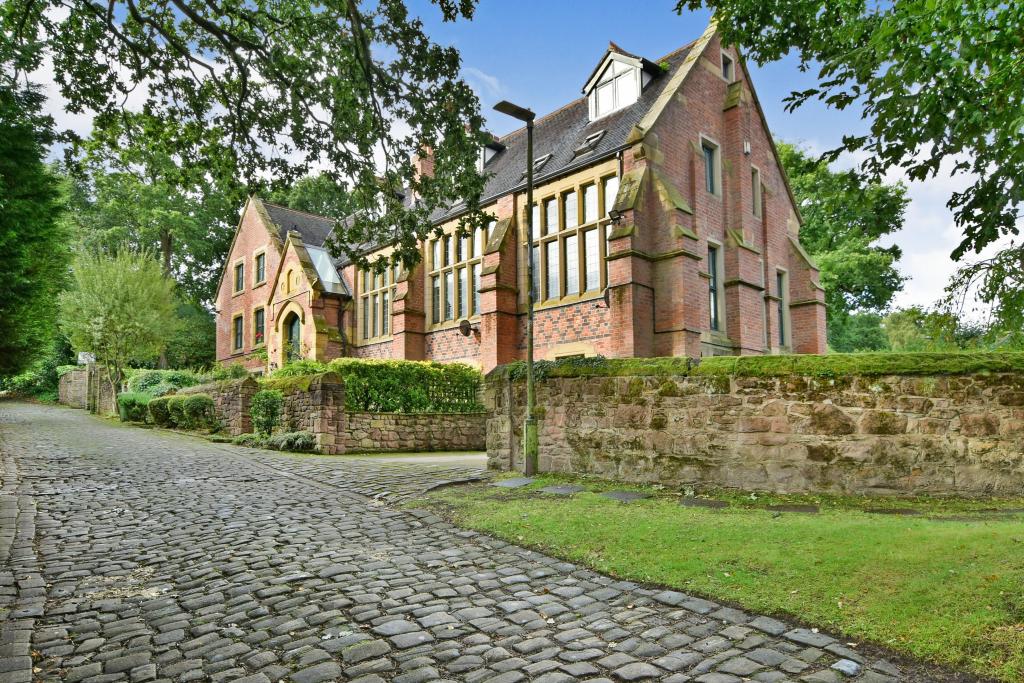 3 bedroom terraced house for sale in Oldfield Road, Altrincham, WA14